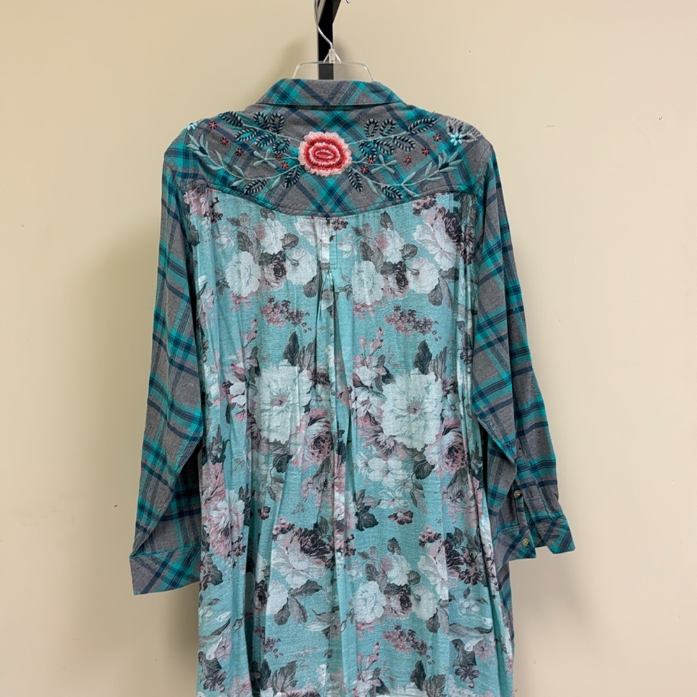 Plus size Tolani flannel long shirt - Picture 5 of 8